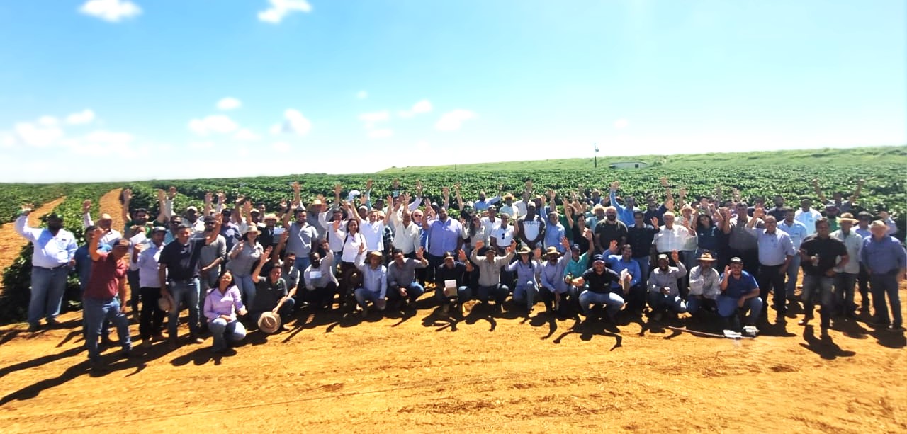 Dia de Campo reúne 100 profissionais ligados à cafeicultura no Noroeste de Minas