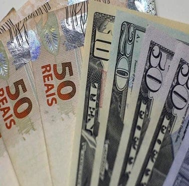 Dólar à vista sobe ante real em meio a cautela em relação à reforma tributária