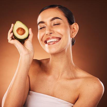 Além de ser consumido como alimento, o abacate possui propriedades cosméticas e farmacêuticas.  (Fonte: GettyImages/Reprodução)