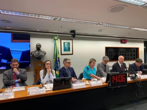 CNA debate impactos da importação de laticínios na pecuária nacional