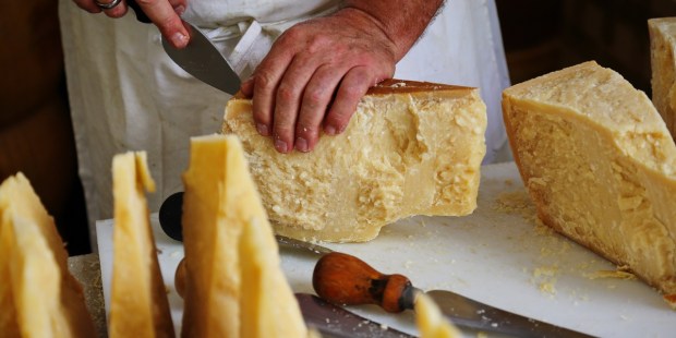 Como os monges católicos inventaram o queijo parmesão?