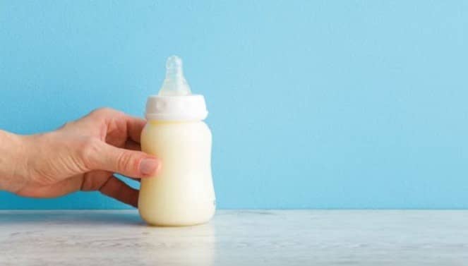 Bebê de três meses morre após consumir mistura de leite, fubá, açúcar e sal; nutricionista explica os riscos