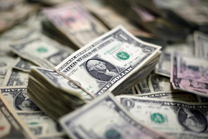Dólar à vista tem leve alta com suporte do exterior, mas acumula queda na semana