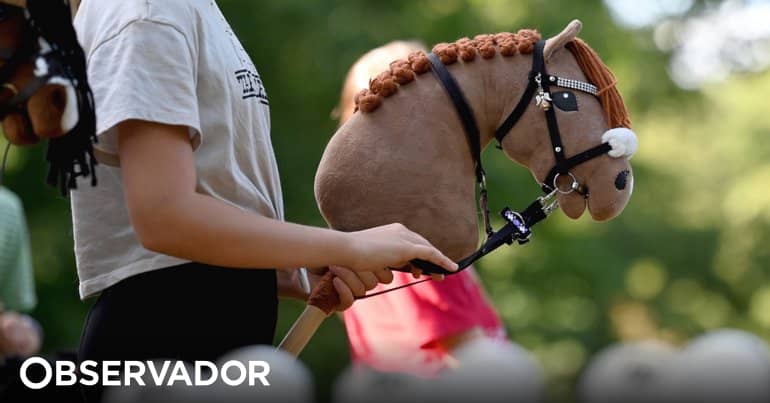 a modalidade onde os atletas saltam obstáculos com cavalos de madeira, tal como numa prova de equitação – Observador