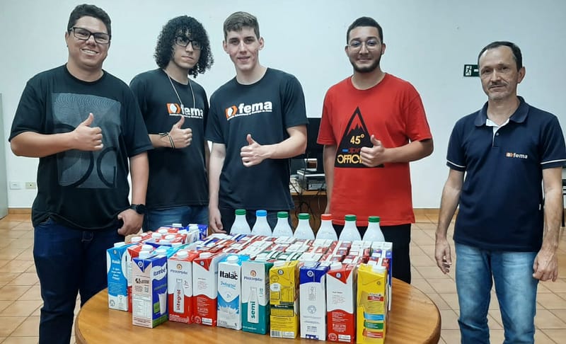 Estudantes doam mais de 65 litros de leite arrecadados na 34ª Semana de Informática da FEMA