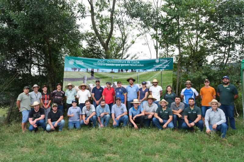 Representantes do Sistema Faesc/Senar e Sindicato Rural de Água Doce com o grupo – Foto: MB Comunicação/ND