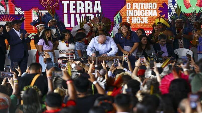 Lula assina homologacao de seis terras indigenas e promete mais