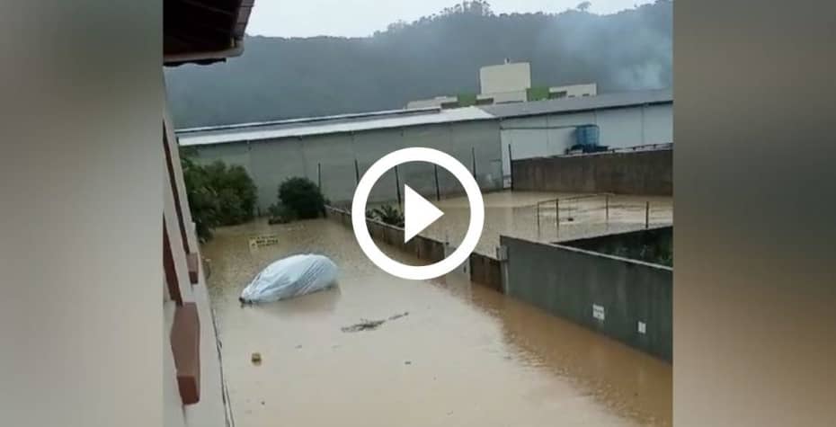 VÍDEOS: Morador de SC conta por que 'ensacou' seu carro para tentar salvá-lo de enchente