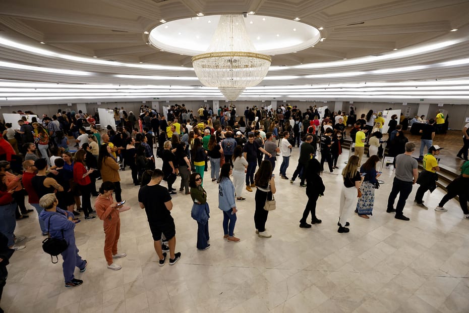 Reuters Os eleitores relatam longas filas para votar cenario e scaled