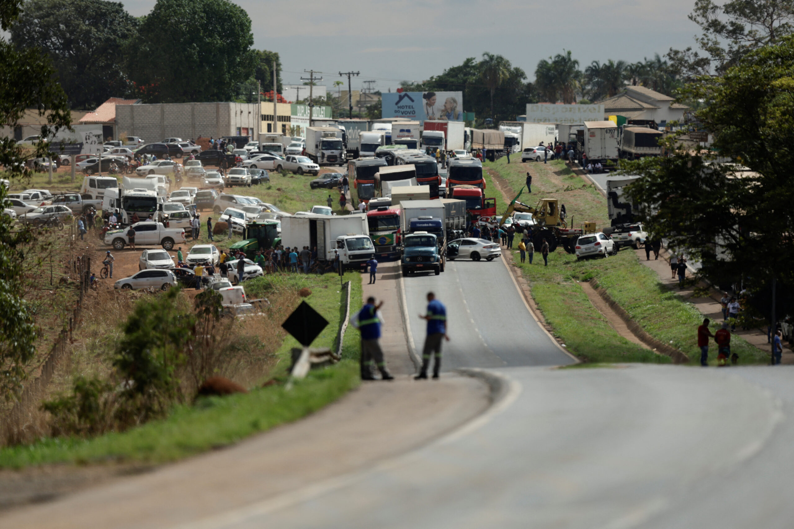 Reuters Com Bolsonaro ainda calado bloqueios de caminhoneiros vencem scaled