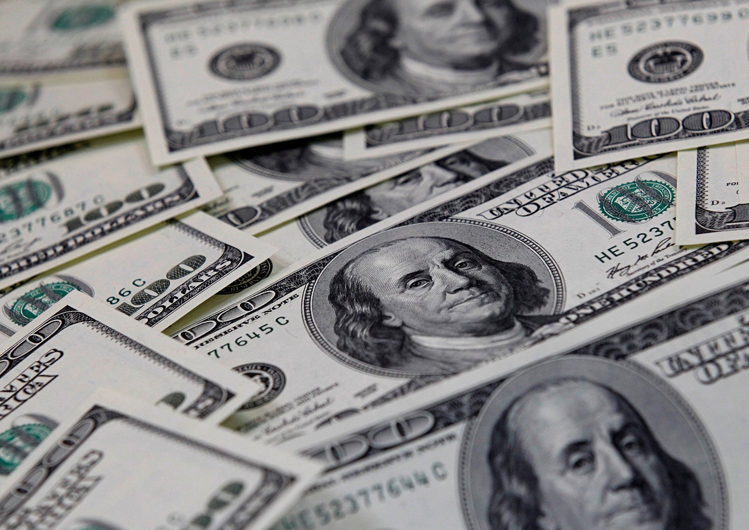 Dolar tem primeira queda anual em 6 anos frente ao