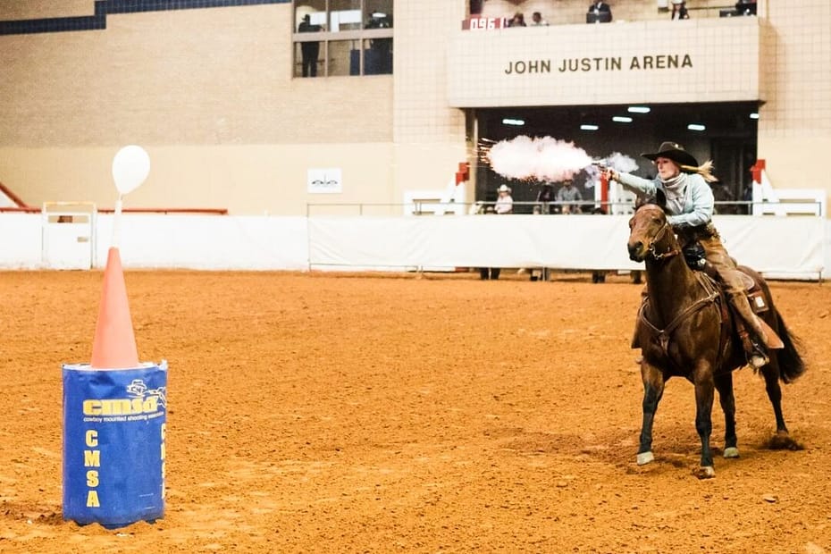 Cowboy Mounted Shooting mistura cavalo e tiro ao alvo e é sucesso em solo americano