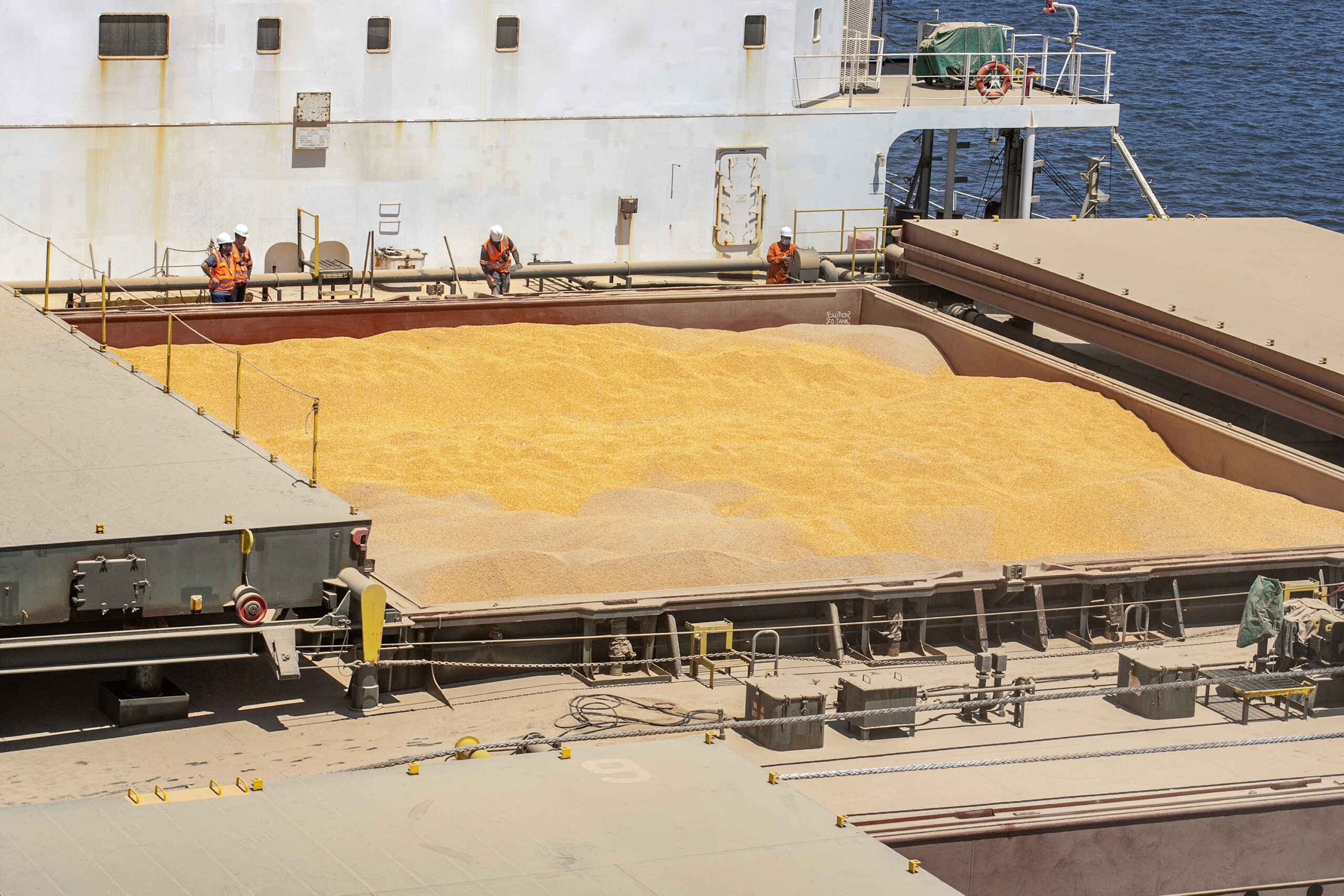 Agribrasil carrega 1º navio com milho no Tesc, novo canal de exportação de...