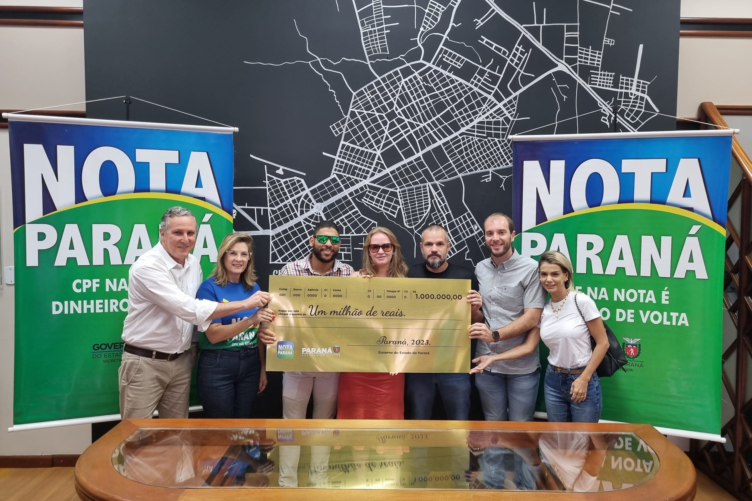 Agricultora de Paranavaí recebe cheque de R$ 1 milhão do Nota Paraná