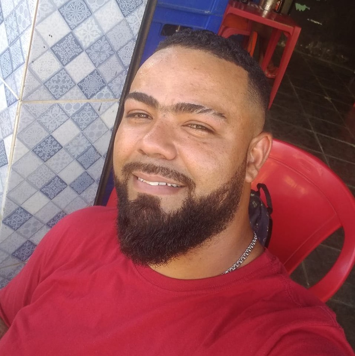 Pintor é morto a facadas na frente dos filhos; família diz que assassino era amigo de infância | Rio