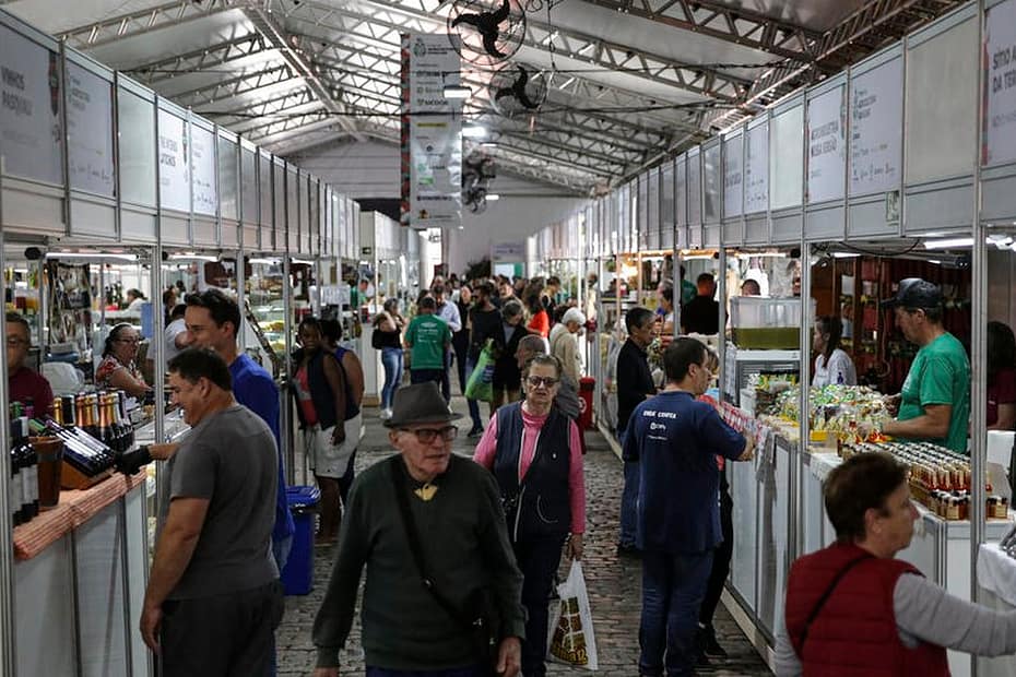 Correria boa: bancas já repõem estoques na 1ª Feira da Agricultura Familiar em Porto Alegre - GZH