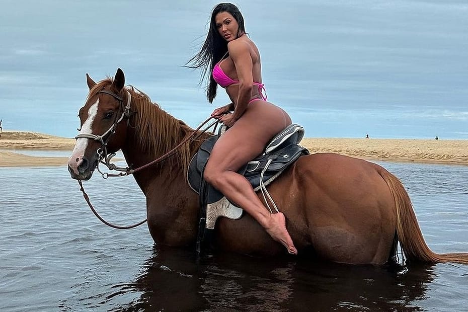 Gracyanne Barbosa monta em cavalo na água e causa ao exibir momento nas redes | Celebridades