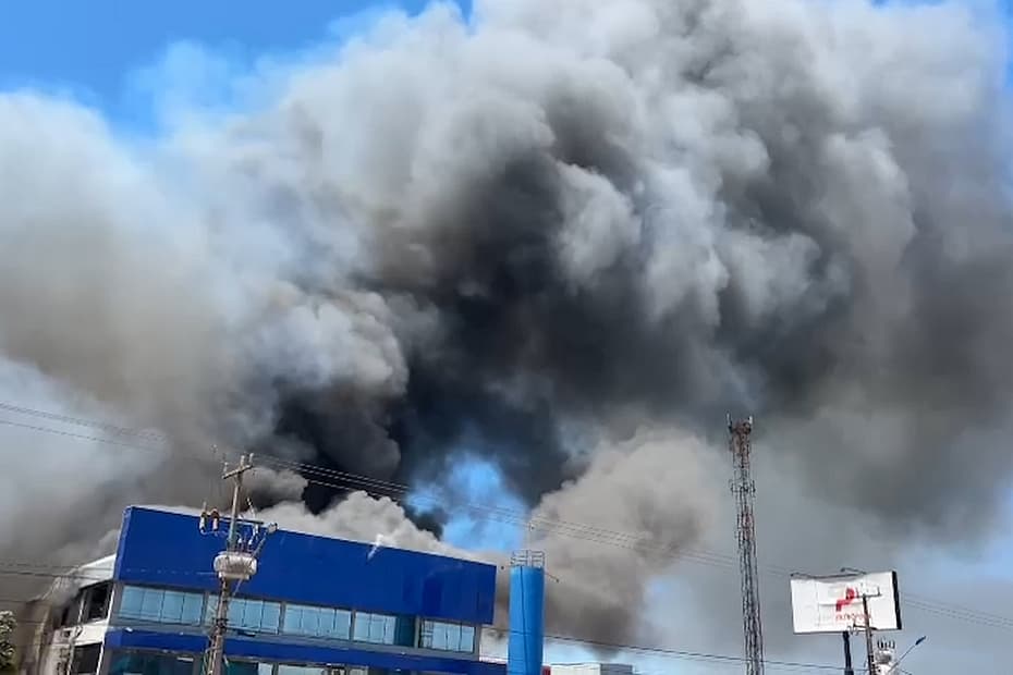 Empresa de alimentos pega fogo em Cascavel; fumaça foi vista de longe