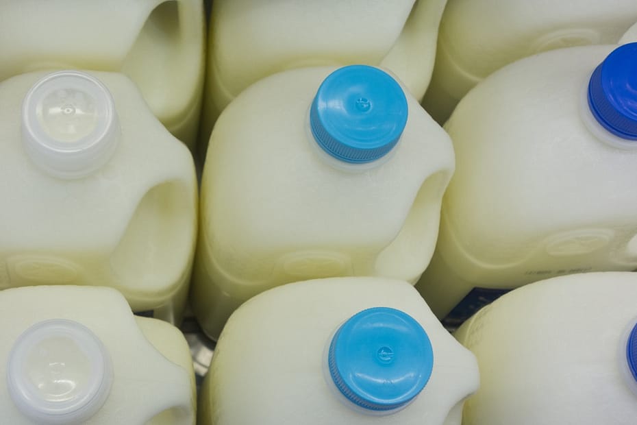 O leite vai ficar mais barato? Entenda a queda do preço do alimento no mercado | Pecuária